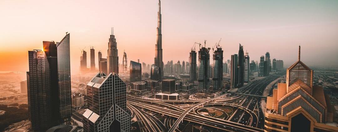 Instituut voor Zakelijke Mediation - Futuristische stad vanuit de lucht