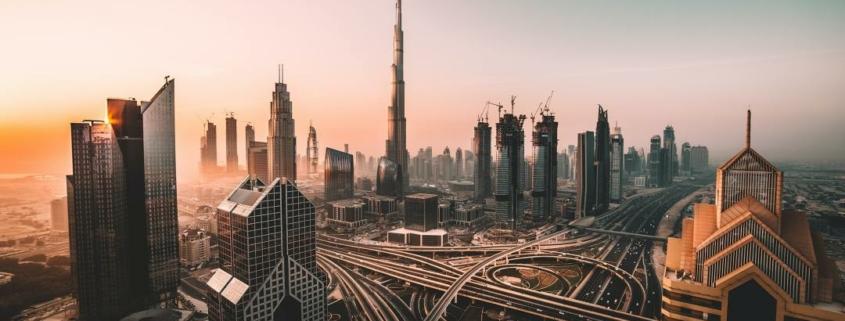 Instituut voor Zakelijke Mediation - Futuristische stad vanuit de lucht