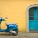 Instituut voor Zakelijke Mediation - Blauwe scooter voor een okergele muur met een blauwe deur